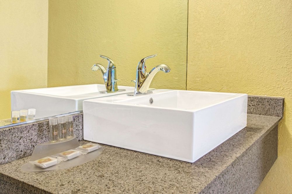 Days Inn by Wyndham St. Petersburg Central 2