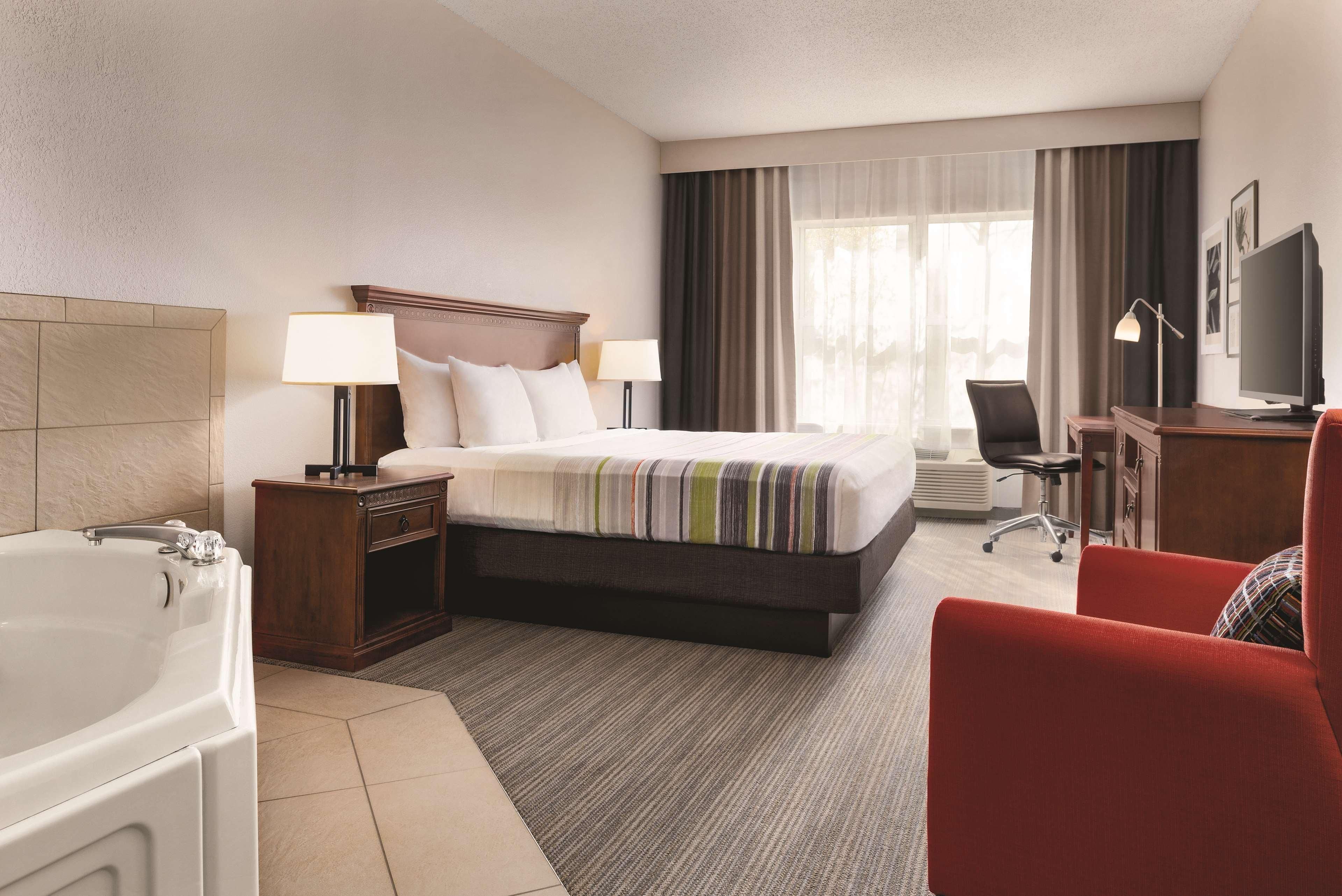 Country Inn & Suites by Radisson, Marinette, WI 1