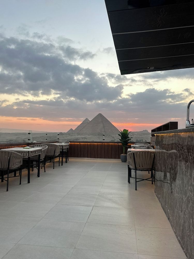 Crowne pyramids palace 1