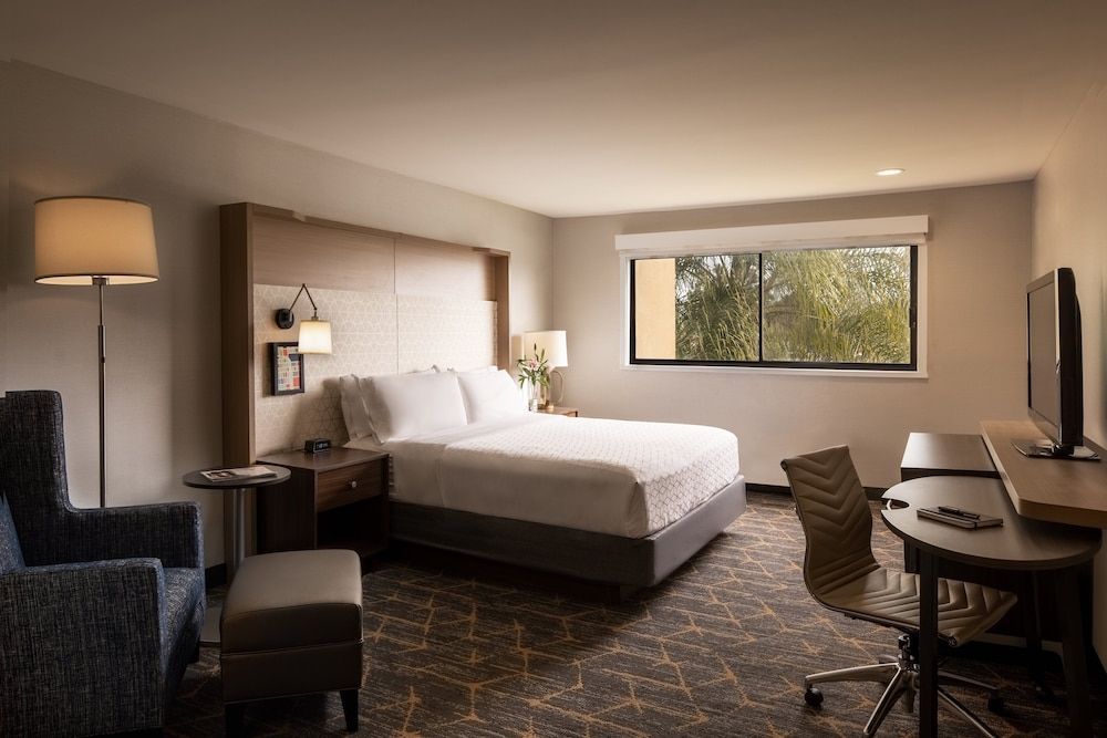 Holiday Inn SANTA ANA-ORANGE CO. ARPT by IHG 2