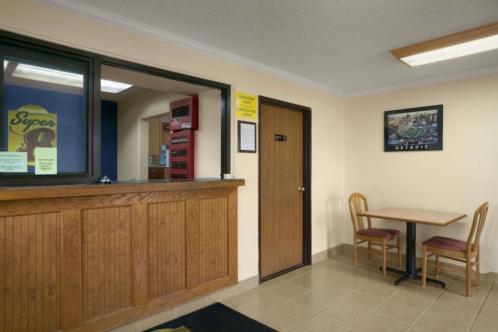 Super 8 by Wyndham Saginaw 2
