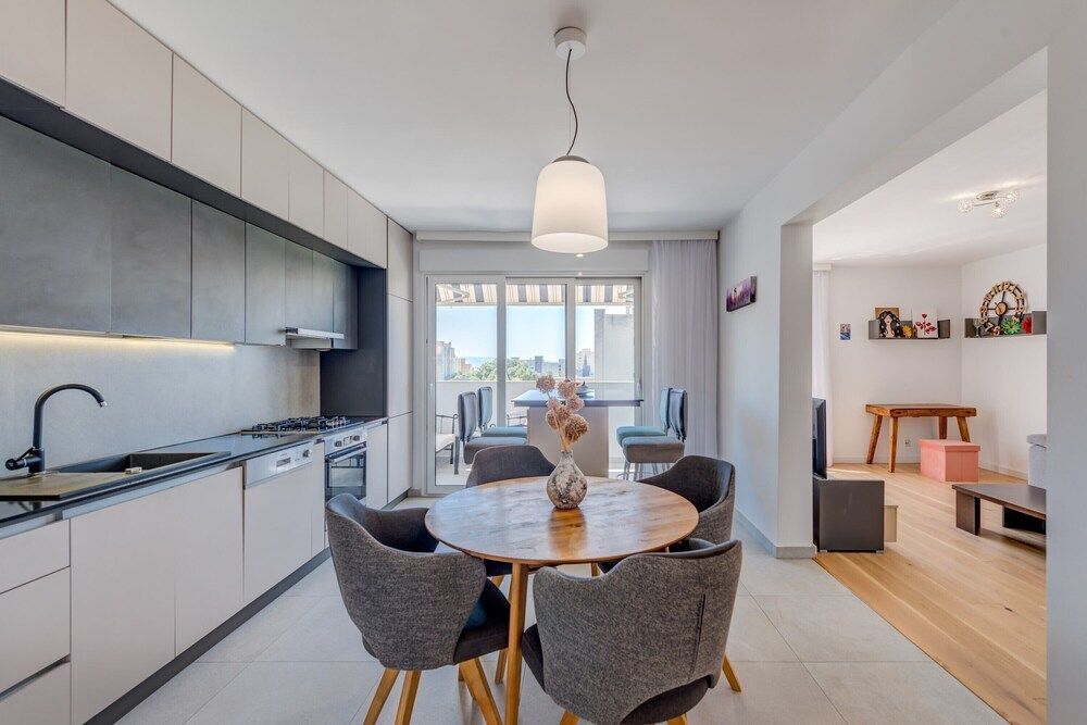 Modern 90 m2 apt with balcony w the sea view 1