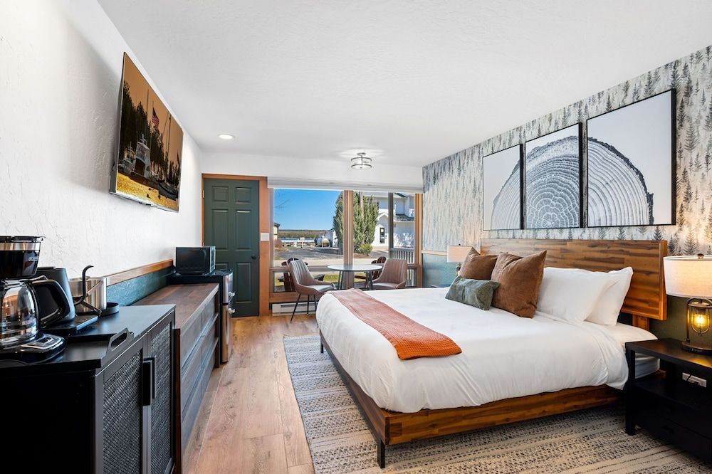 Spruce & Shore Motel 2