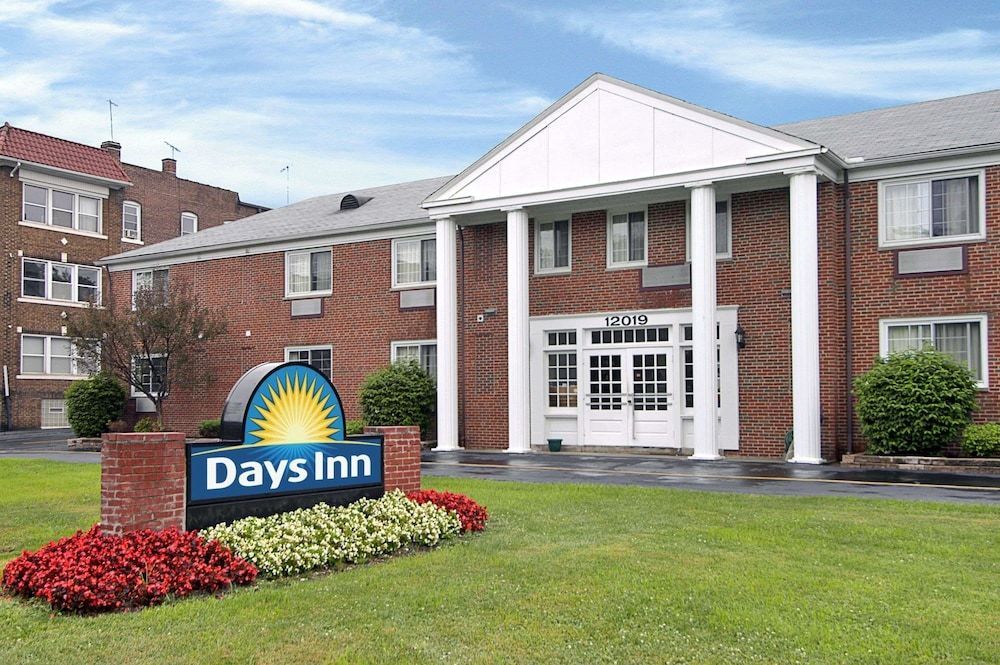 Days Inn by Wyndham Cleveland Lakewood 1