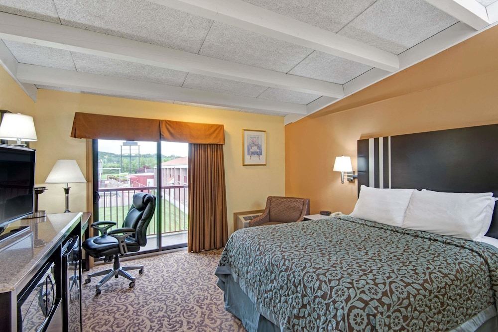 Days Inn by Wyndham Washington 1