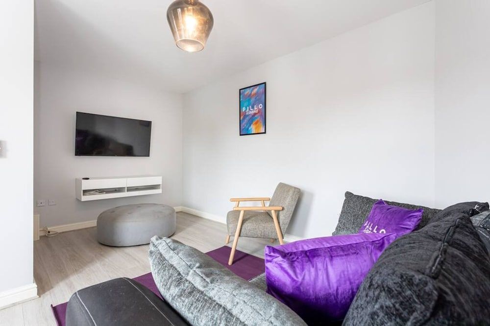 Lovely One-bedroom Serviced Apartment in Eccles 1