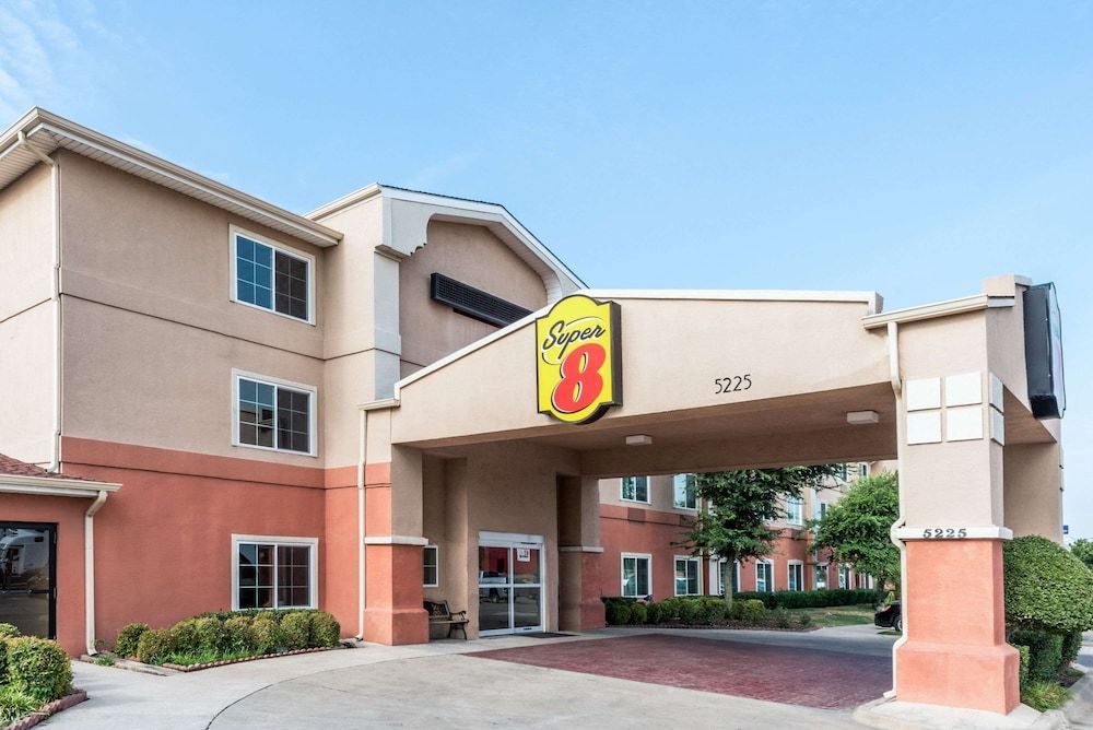 Super 8 by Wyndham Fort Worth North 1