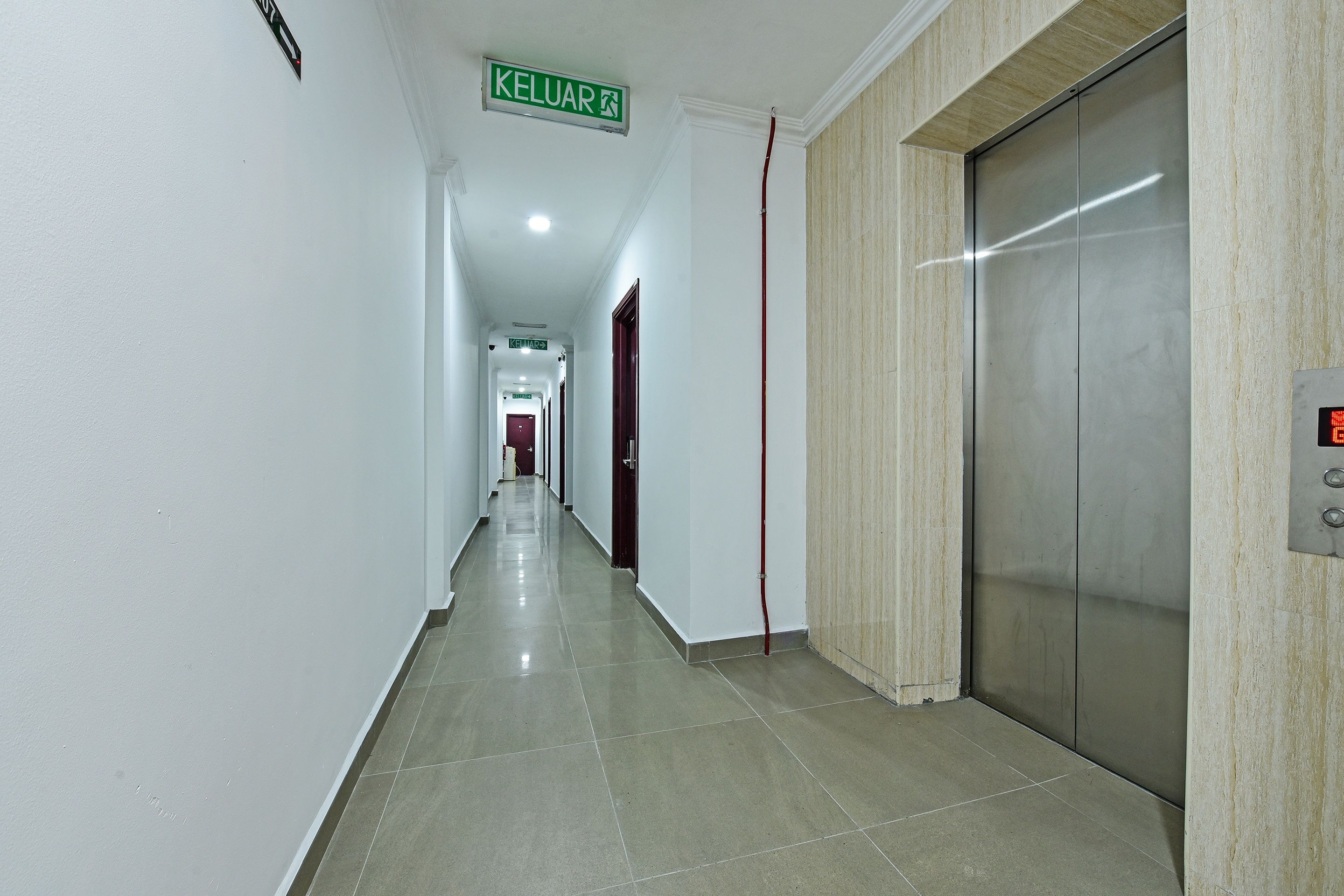 Super OYO 90572 J Hotel Masjid India 1