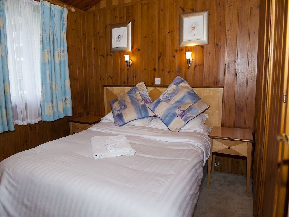 Brockwood Hall Lodges 2