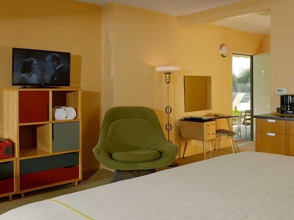 Orbit In - 21 and Over - A Town & Desert Boutique Hotel 2