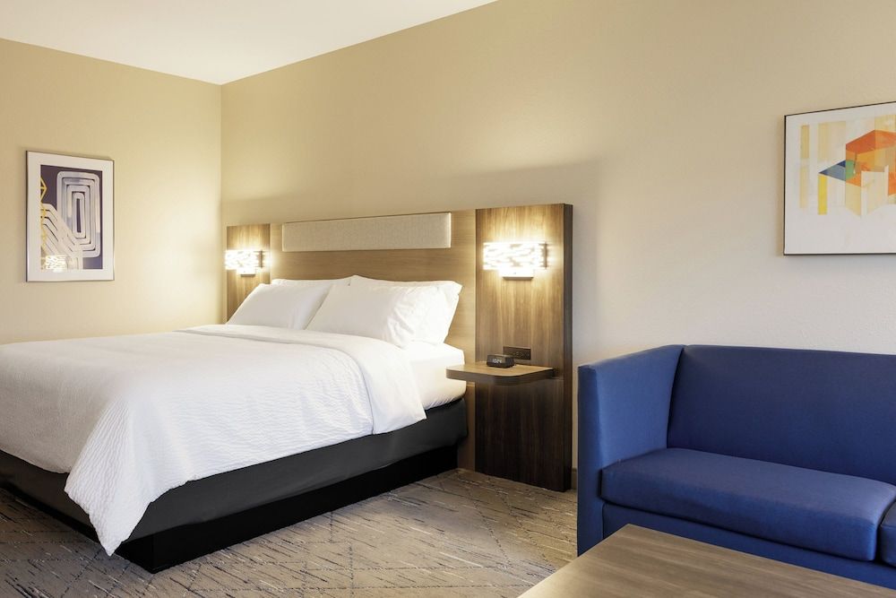 Holiday Inn Express & Suites Charlotte - Airport Area 1