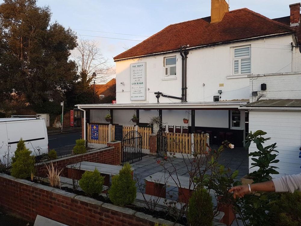 Swan Inn, Heathrow Airport 1