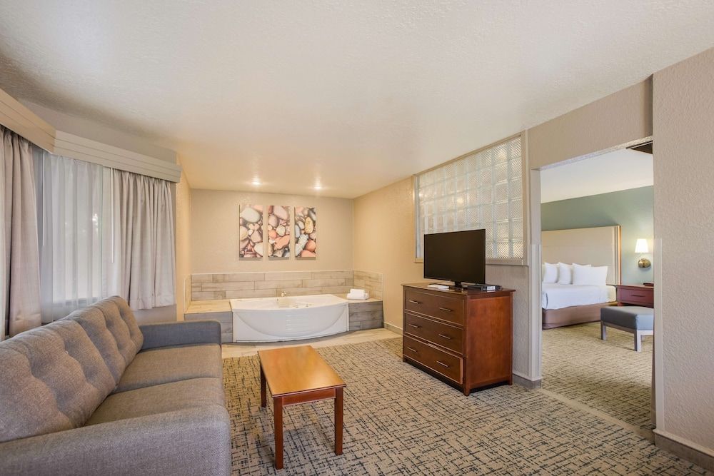 Best Western Harbour Pointe Lakefront 1
