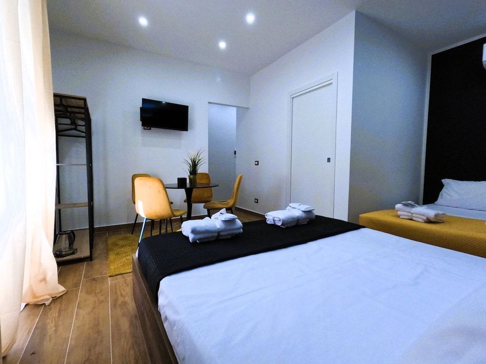 BlackWoody Contemporary Rooms - Napoli Centro Storico 1