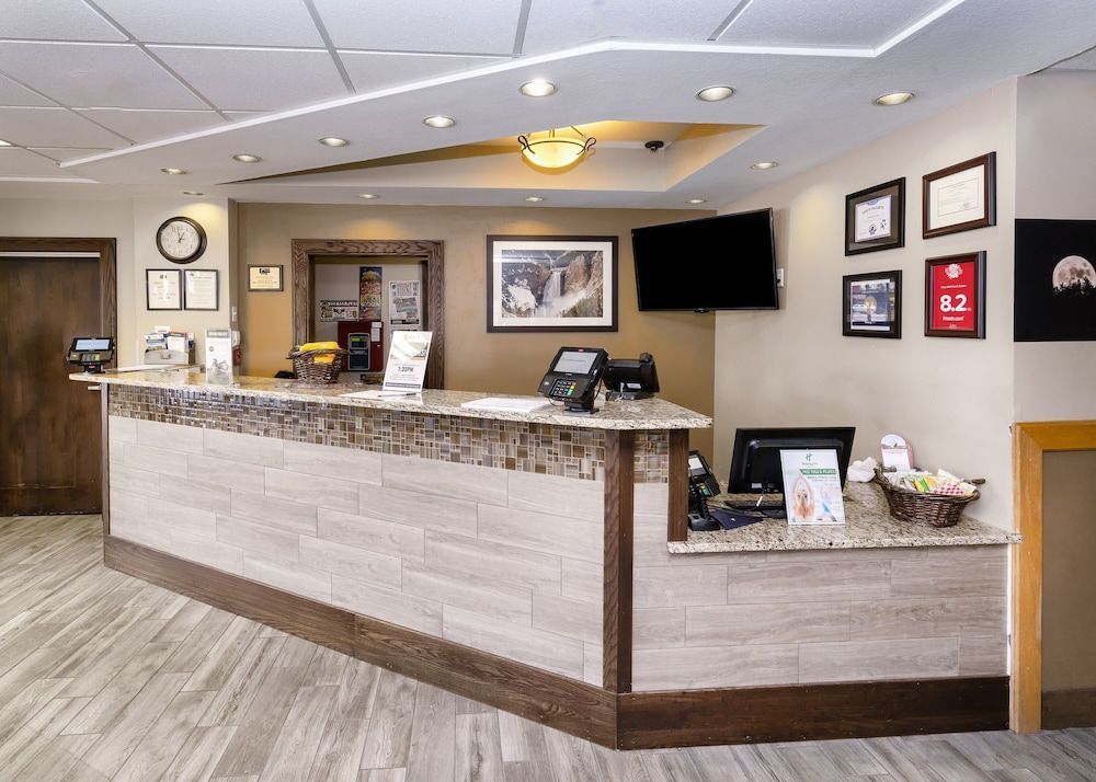 Gray Wolf Inn & Suites 2