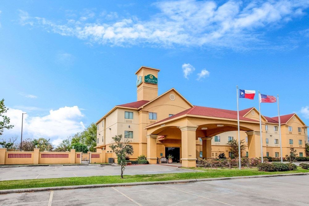La Quinta Inn & Suites by Wyndham Pasadena 1