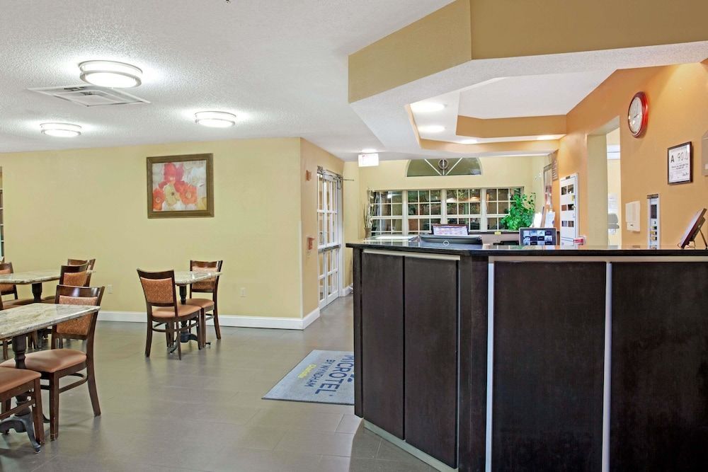 Microtel Inn by Wyndham University Place 2