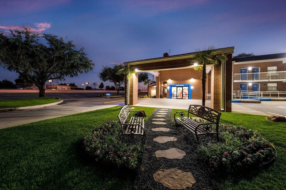 Motel 6 Plano, TX - Plano Northeast 1