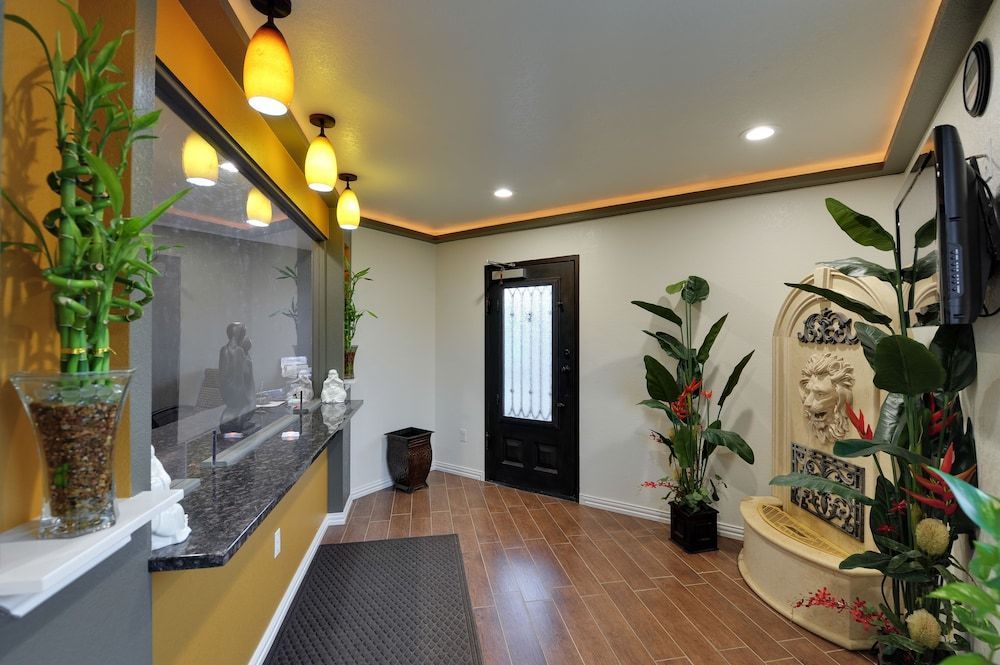 Romantic Inn & Suites 2