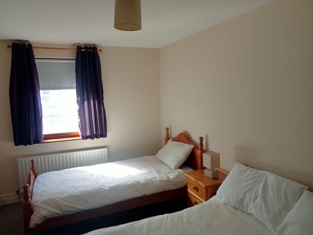 Central 2-Bed Apt Sleeps 5 above Great Derry Pub 2