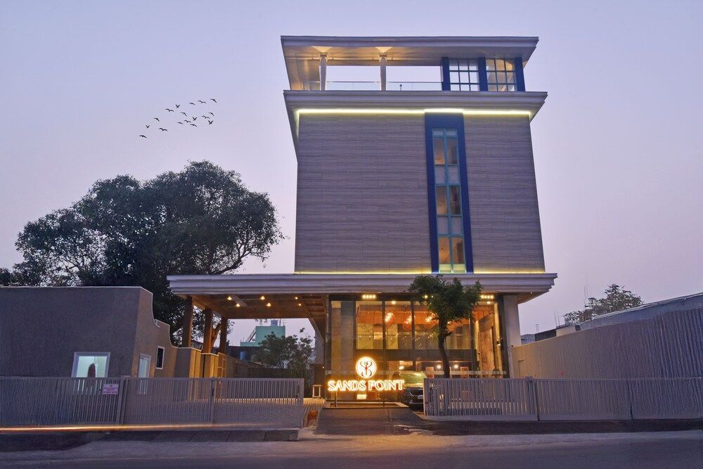 Sands Point Hotel 1
