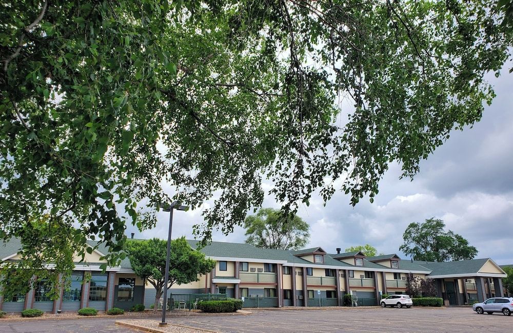River Hill Inn & Suites 1