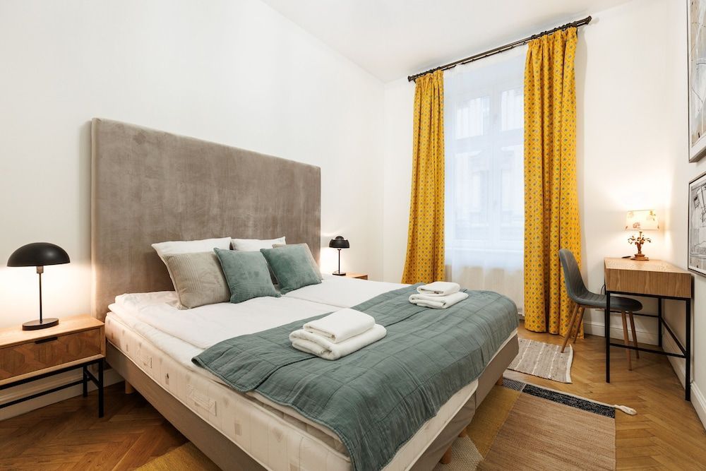 Vintage Vibe - Classic Old Town Suites 2