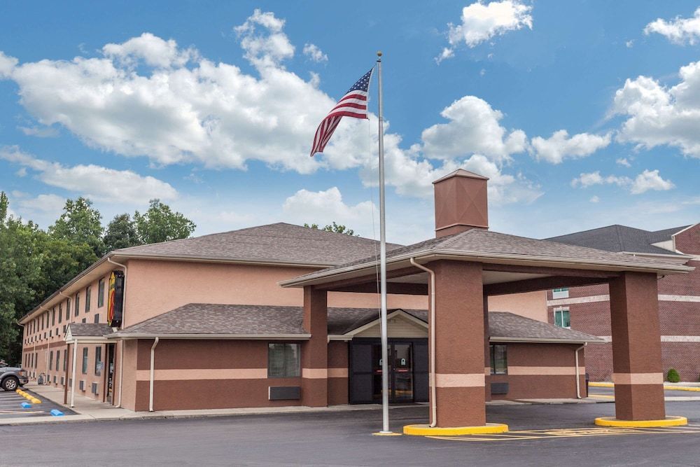 Super 8 by Wyndham Carrollton 1