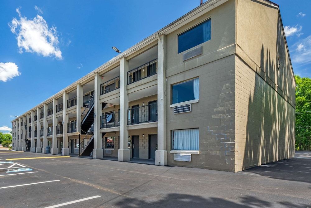 Econo Lodge Inn & Suites Virginia Beach - Norfolk 1