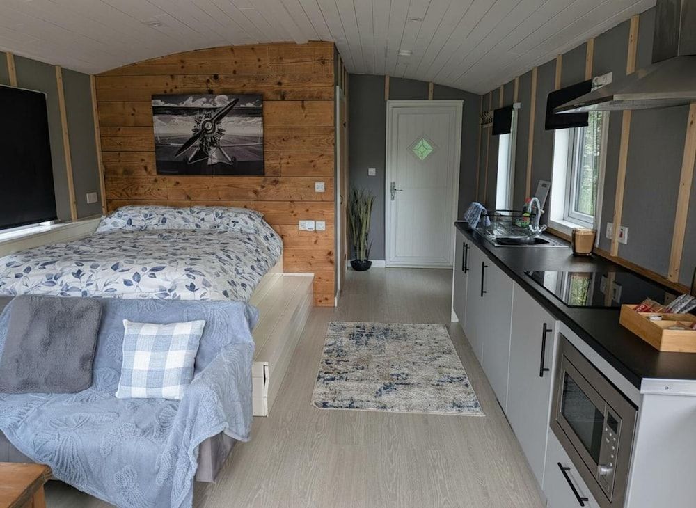 Tranquil Cabin Retreat- Sleeps 2, Parking 2