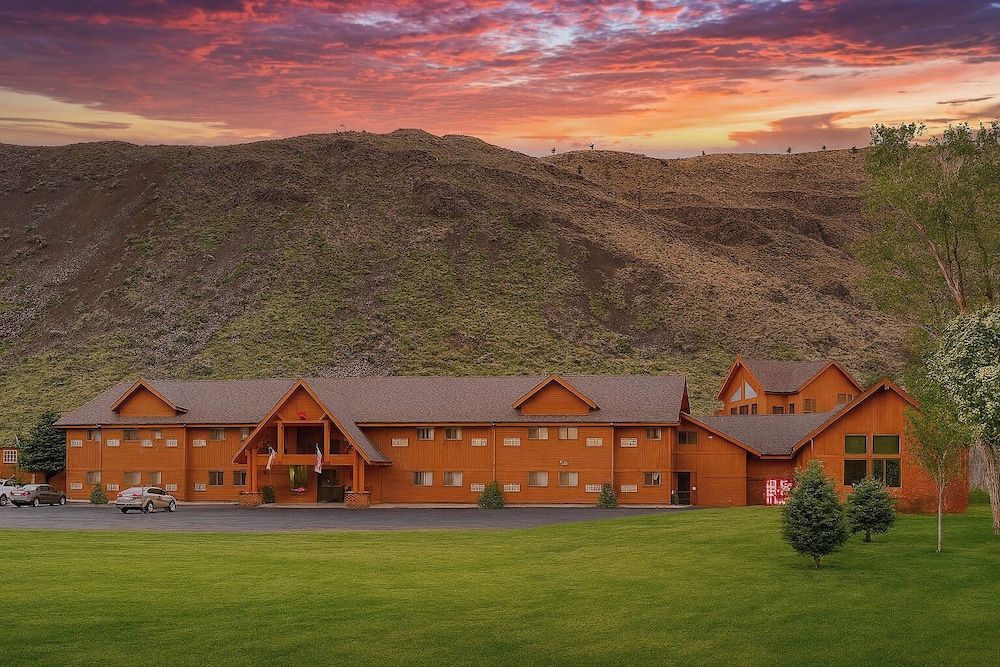 Yellowstone Village Inn and Suites 1