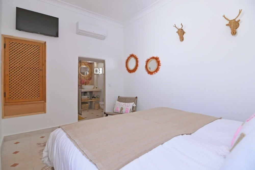 Riad Larbi Khalis 2