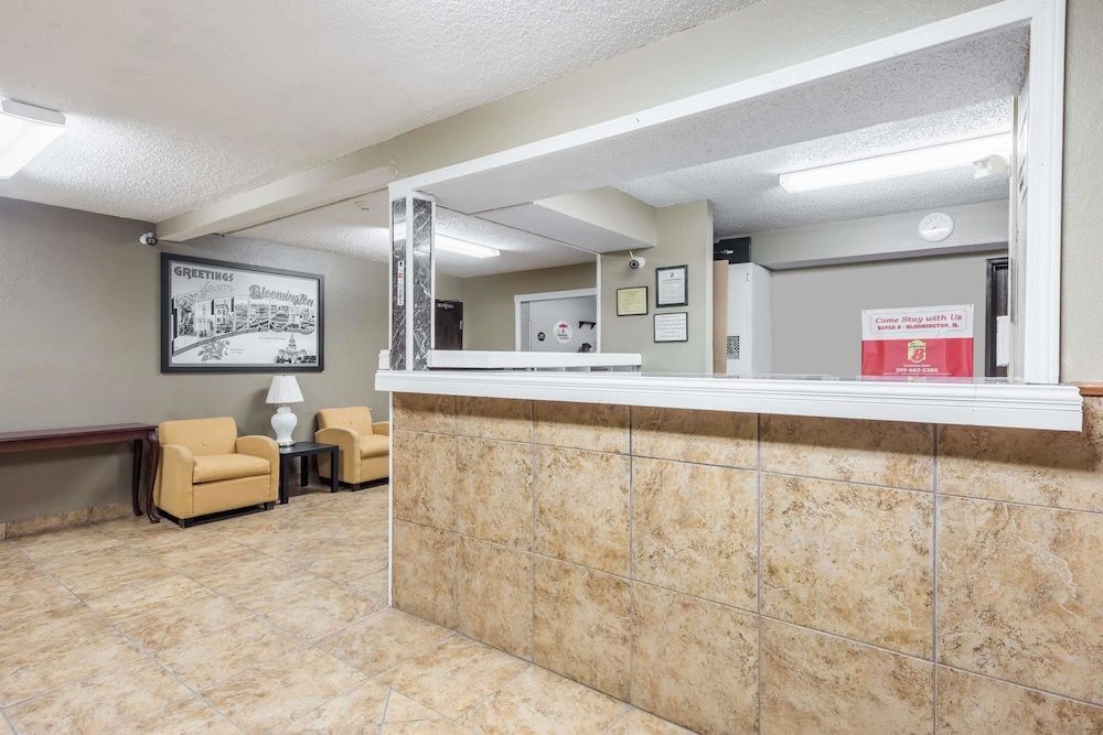 Super 8 by Wyndham Bloomington Normal 2
