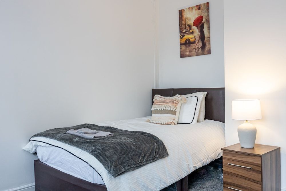 Charming 4-bed Guest House in Salford 2