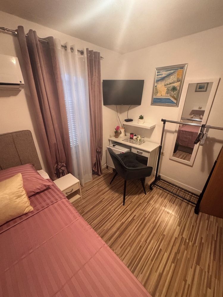 Damira Rooms 1