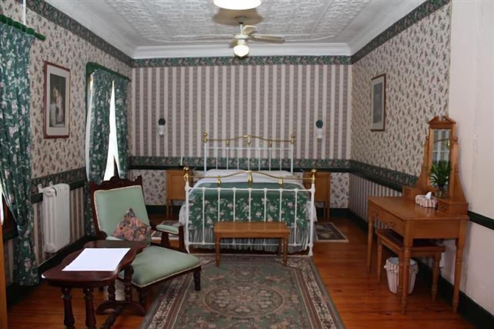 The Royal Hotel 2