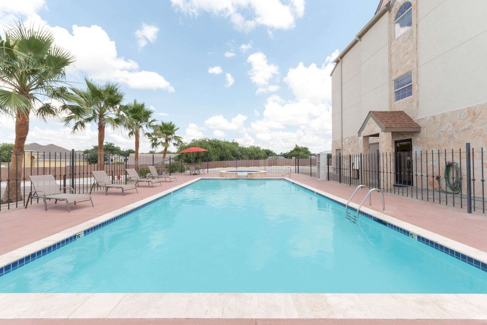 Microtel Inn and Suites Eagle Pass 1
