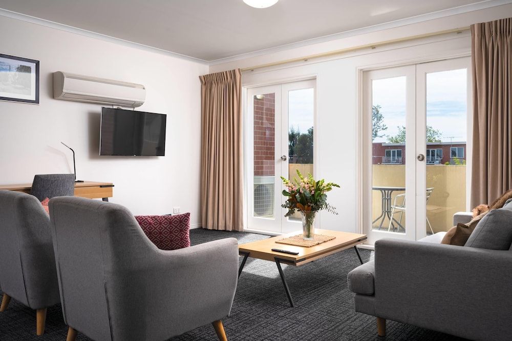 MainStay Suites Kew 1