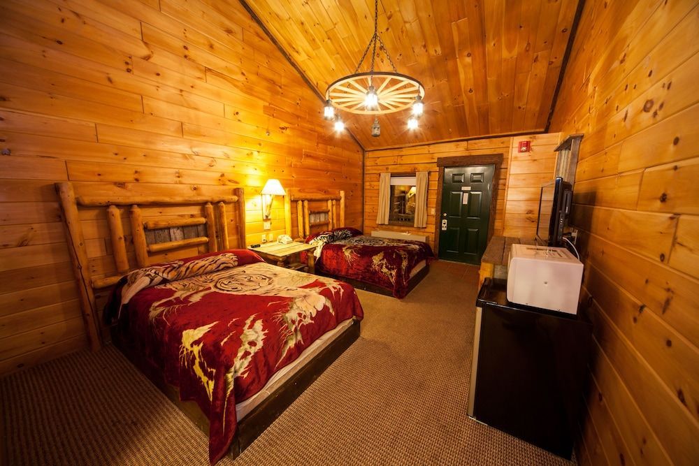 Log Cabin Lodge & Suites 2