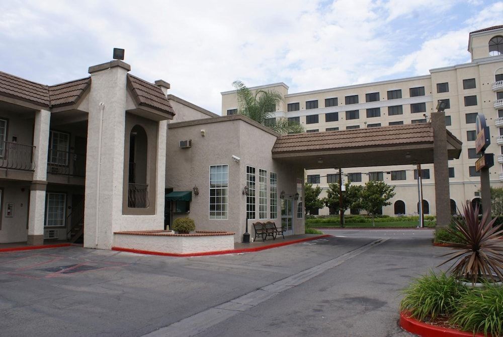 Queens Inn Anaheim 1