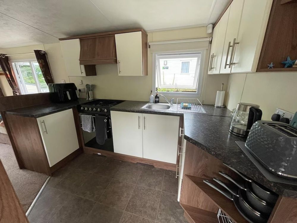 Cabin Sleeps 6 with Garden and Pets Welcome 2