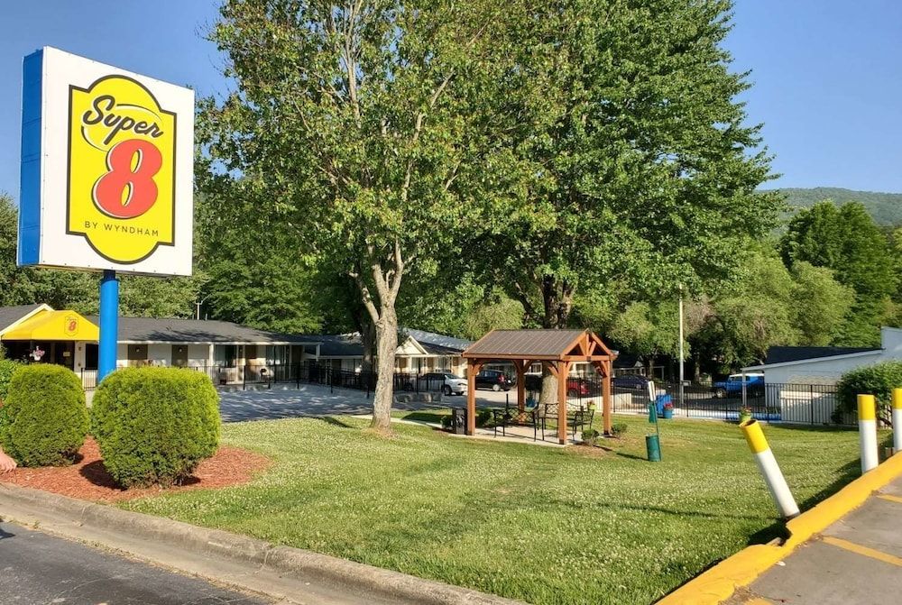 Super 8 by Wyndham Asheville/Biltmore 1