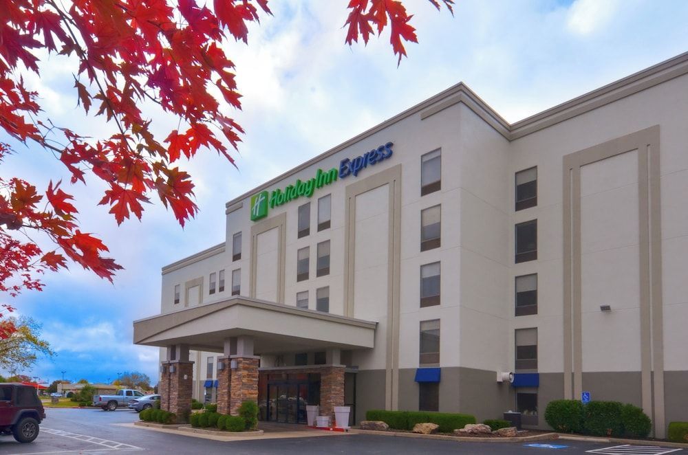 Holiday Inn Express & Suites FAYETTEVILLE-UNIV OF AR AREA by IHG 1