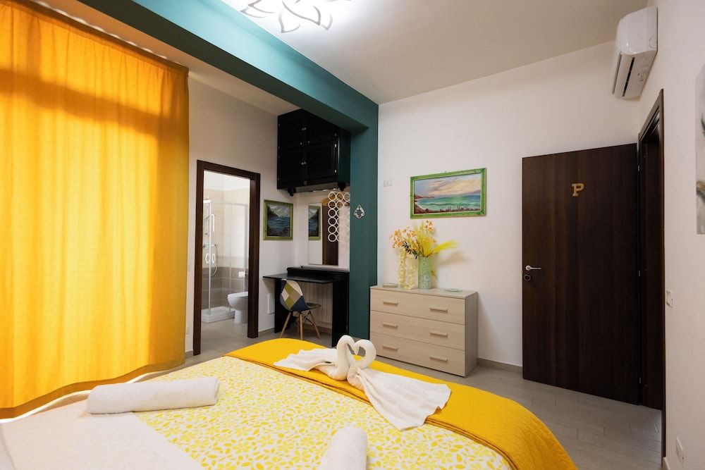 PalerMonAmour Art Gallery Suite 2
