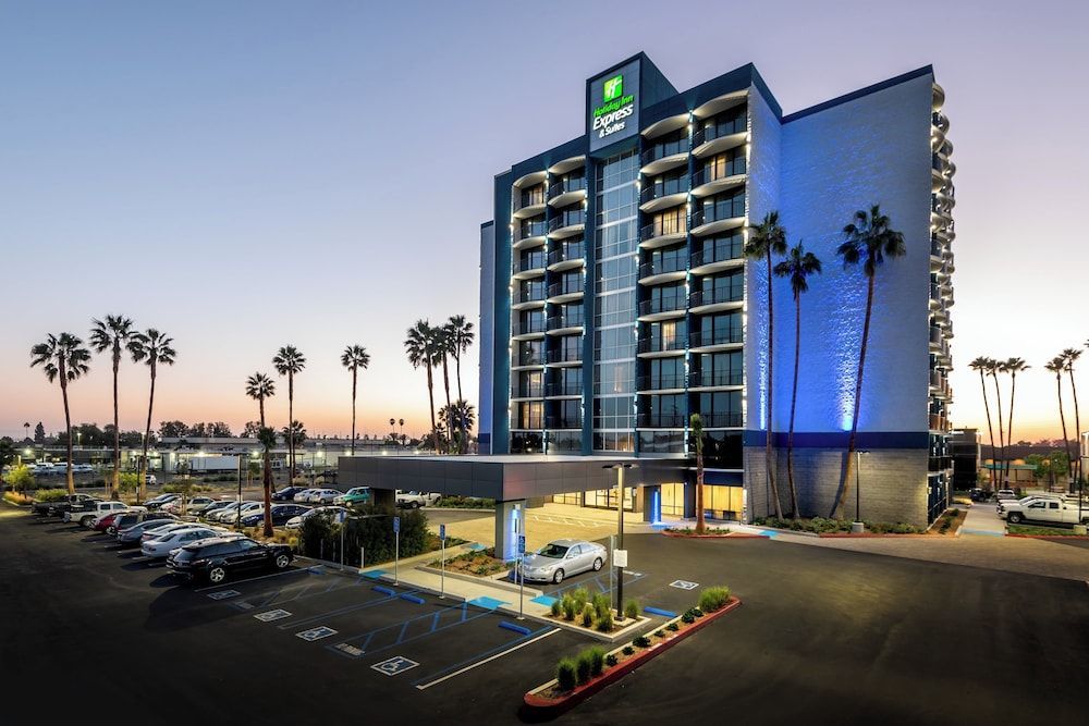 Holiday Inn Express & Suites SANTA ANA - ORANGE COUNTY by IHG 1