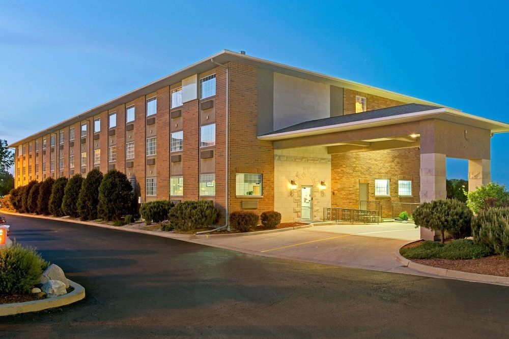 Super 8 by Wyndham Gurnee 1