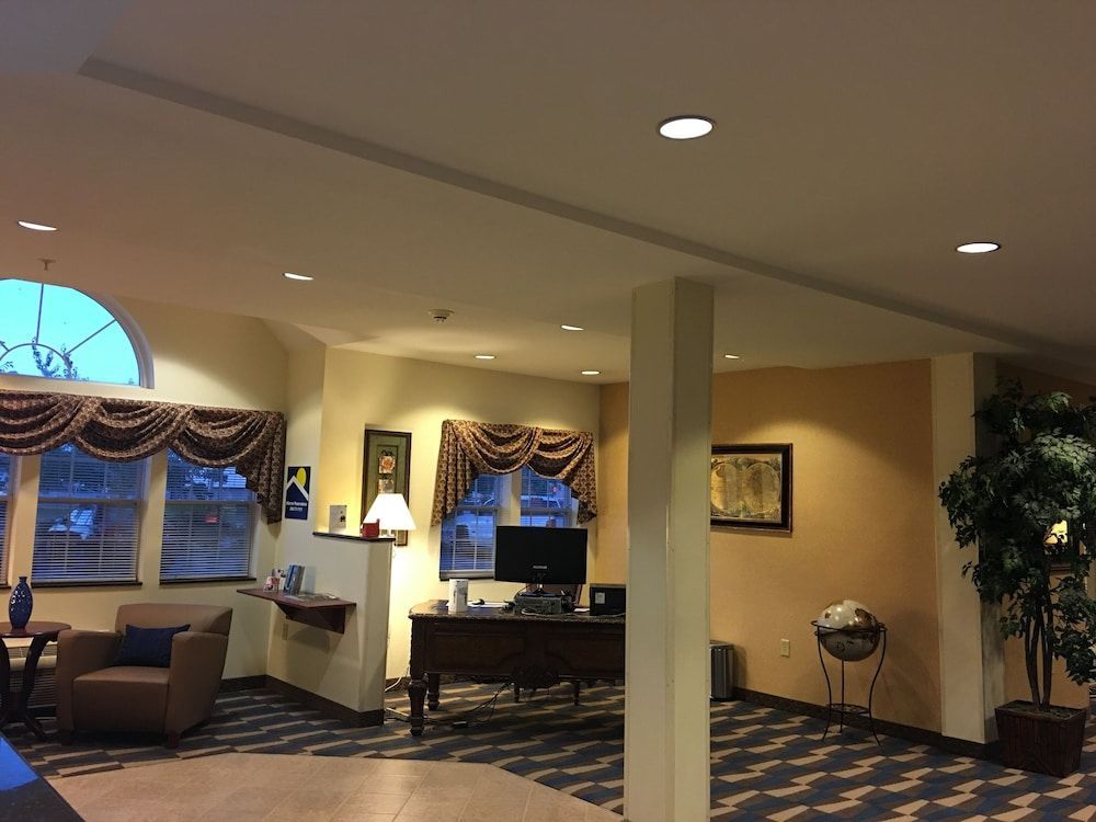 Microtel Inn & Suites by Wyndham Indianapolis Airport 2
