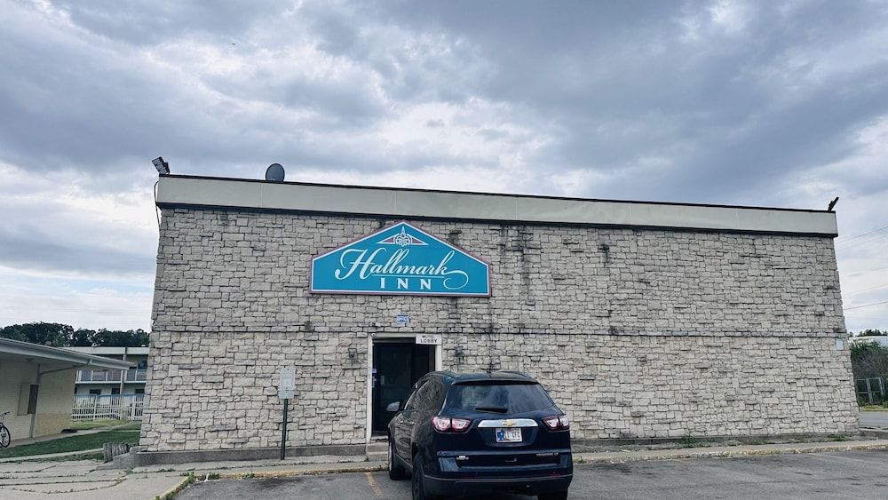 Hallmark Inn By OYO Fort Wayne 1