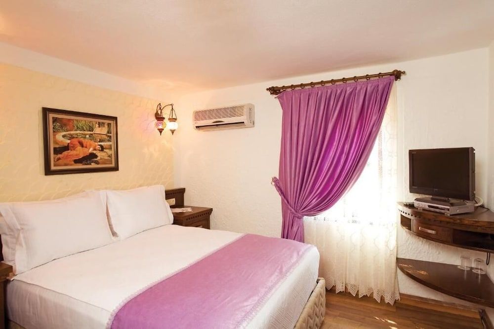 Cicerone Lodge Hotel 2