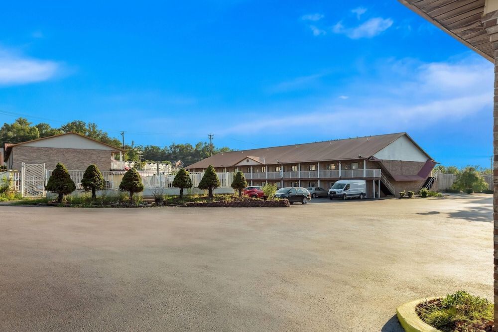 Days Inn by Wyndham Huntington 1